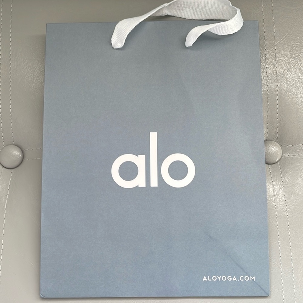 Small Alo Yoga bag🧘 Will give measurements 🧘